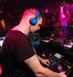 Alex ir DJ